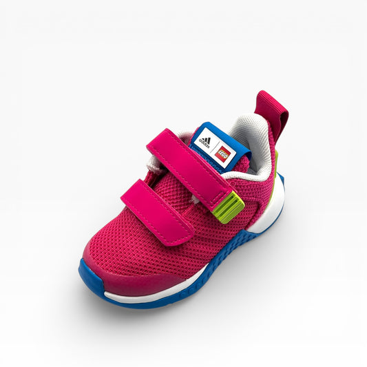 Chaussure enfant rose Adidas Lego avec scratchs, semelle bleue, vue sur fond blanc