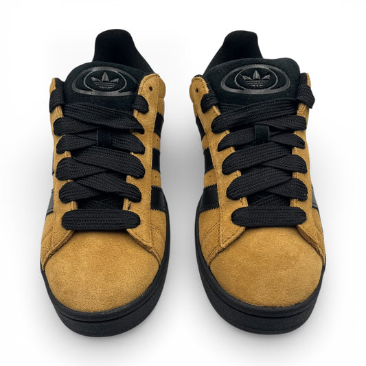 Baskets Adidas en daim jaune et noir, présentées sur fond blanc, LA CHAUSSURERIE