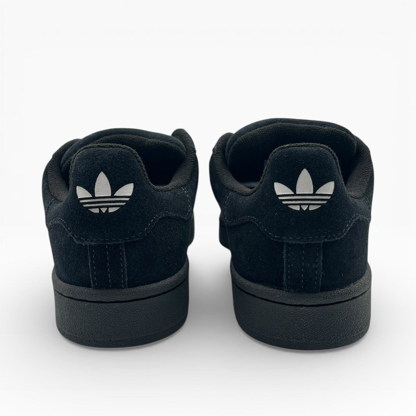 Paire de baskets noires vues de dos avec logo blanc, LA CHAUSSURERIE chaussures tendance