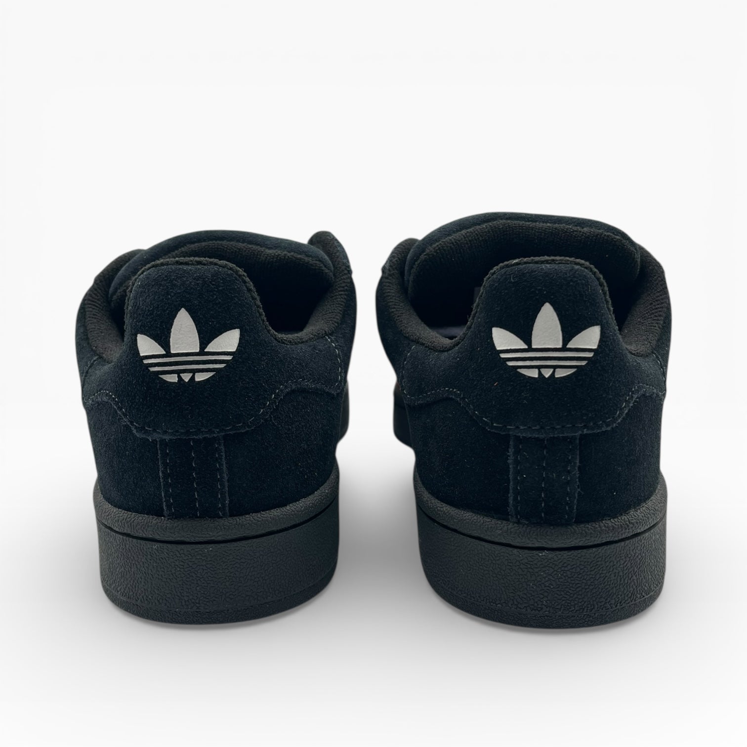 Paire de baskets noires vues de dos avec logo blanc, LA CHAUSSURERIE chaussures tendance