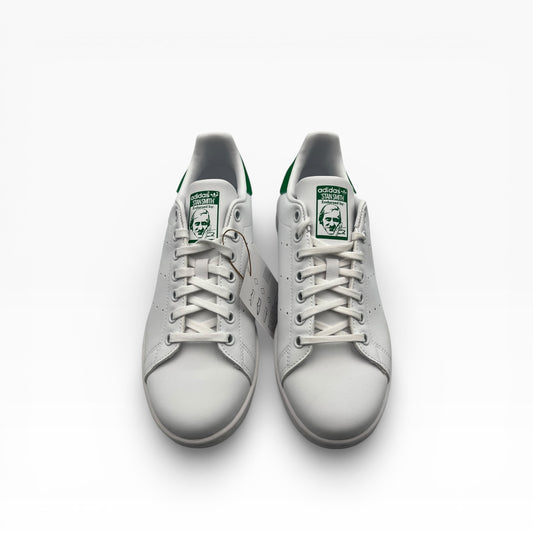 Paire de baskets blanches Adidas Stan Smith en cuir, détails verts, sur fond blanc, LA CHAUSSURERIE