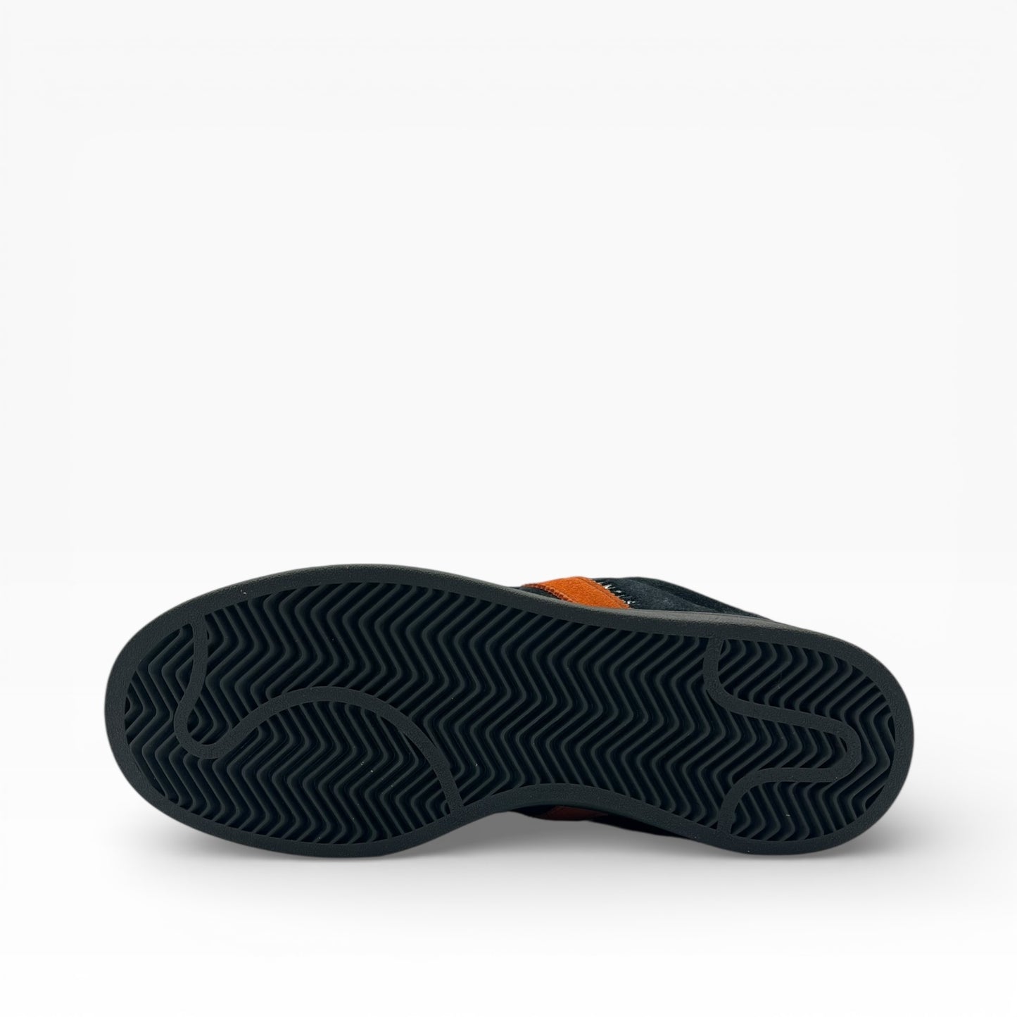 Semelle de basket noire avec motif zigzag, chaussure LA CHAUSSURERIE, fond blanc épuré