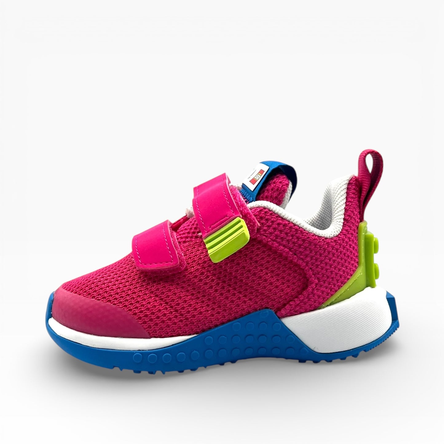 Baskets enfant rose à scratch LA CHAUSSURERIE semelle bleue, détails verts, fond blanc