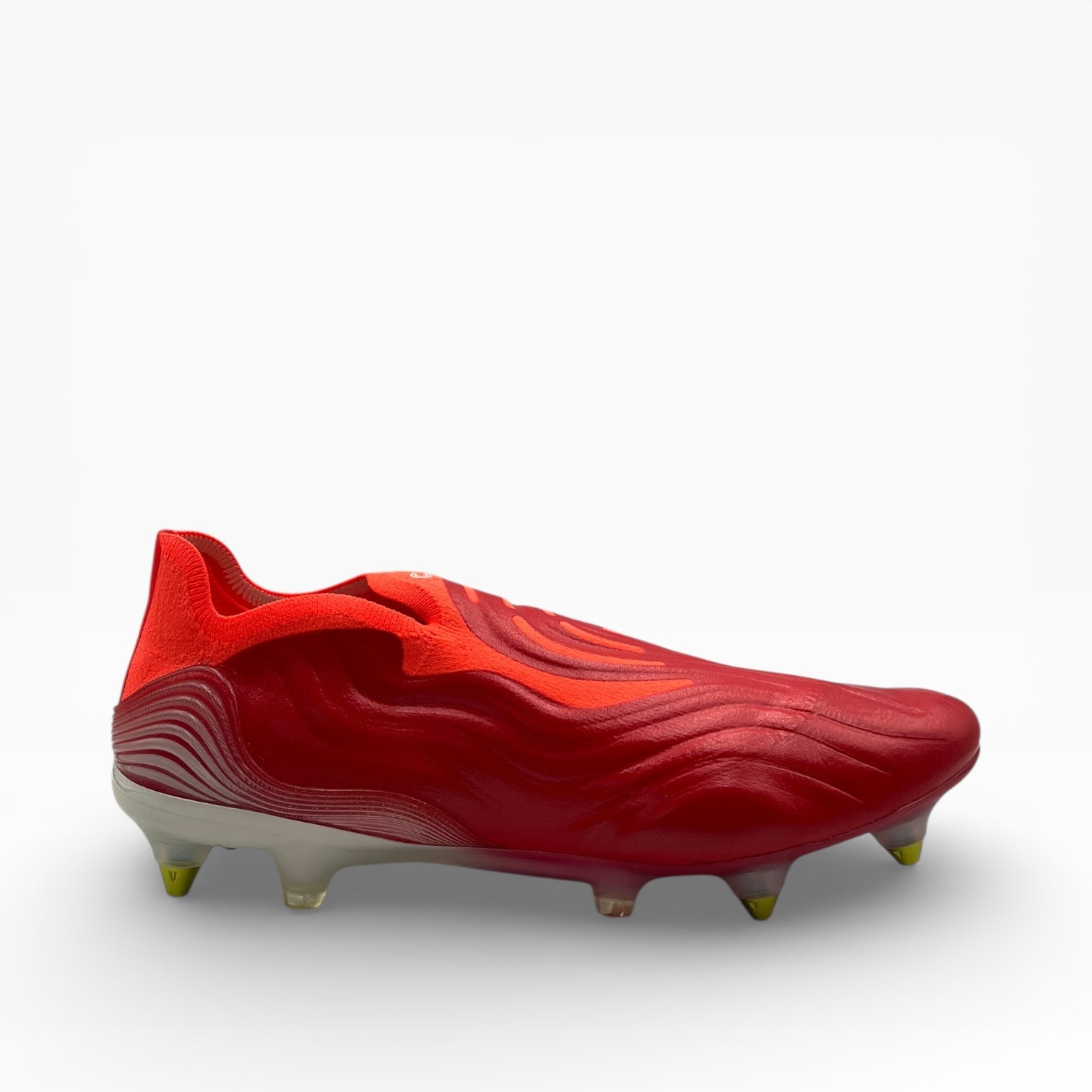 Chaussure de football rouge à crampons, design moderne, LA CHAUSSURERIE