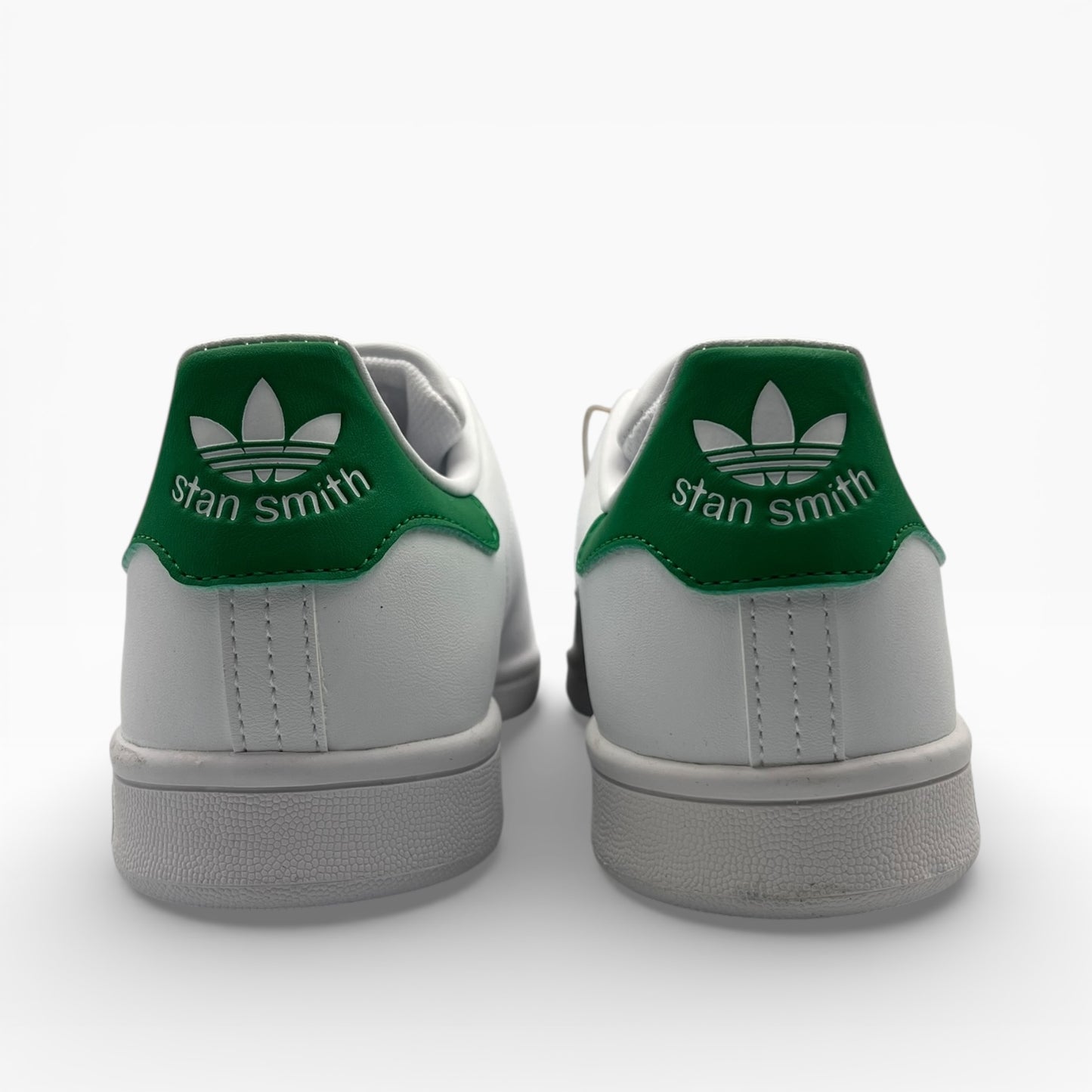 Baskets blanches Adidas Stan Smith vues de dos, talon vert, logo emblématique, LA CHAUSSURERIE
