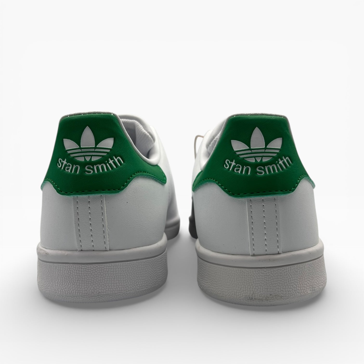 Baskets blanches Adidas Stan Smith vues de dos, talon vert, logo emblématique, LA CHAUSSURERIE