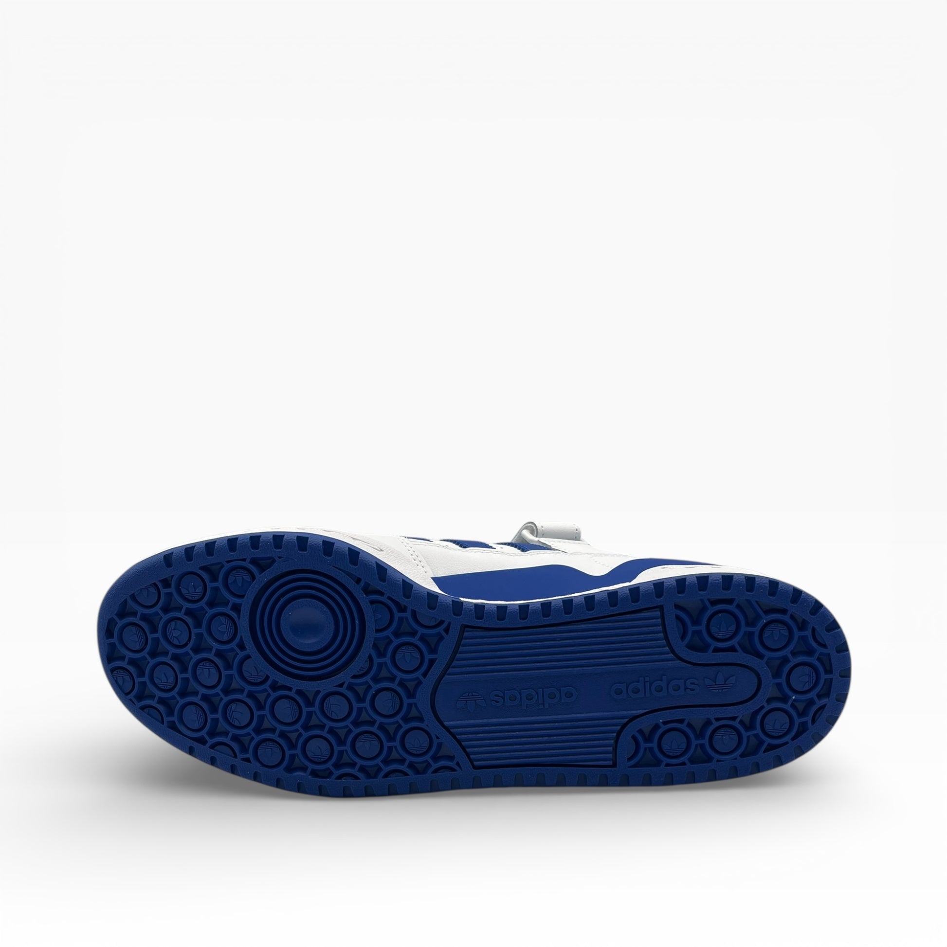 Semelle de basket adidas bleue et blanche vue de dessous, LA CHAUSSURERIE