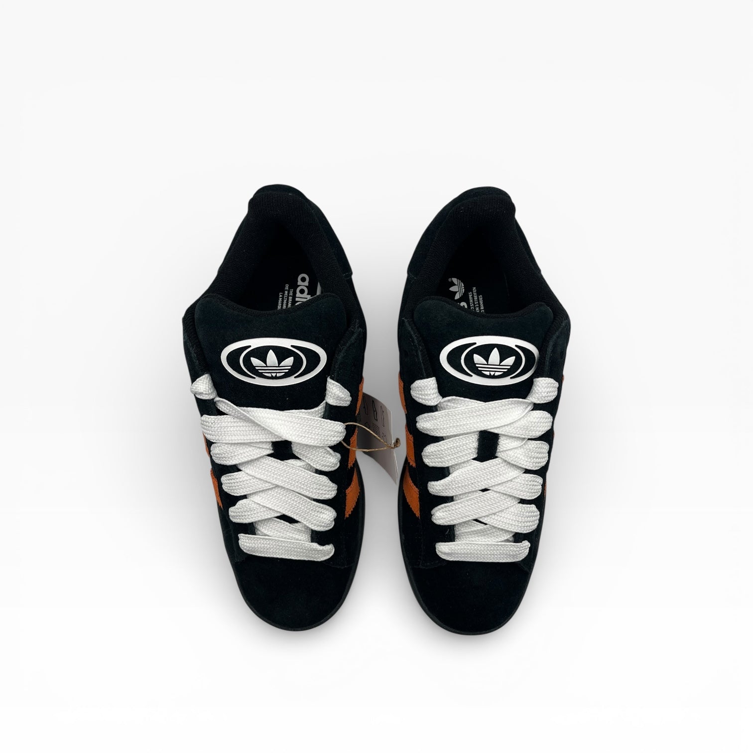 Paire de baskets Adidas noires à bandes orange, lacets blancs, photo pour La Chaussurerie