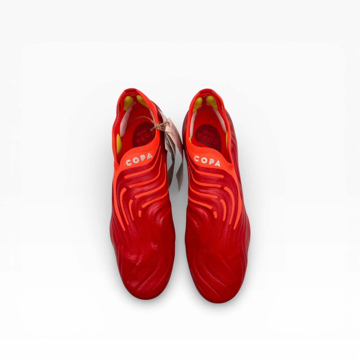 Paire de chaussures de football rouges Adidas Copa exposées sur fond blanc, LA CHAUSSURERIE