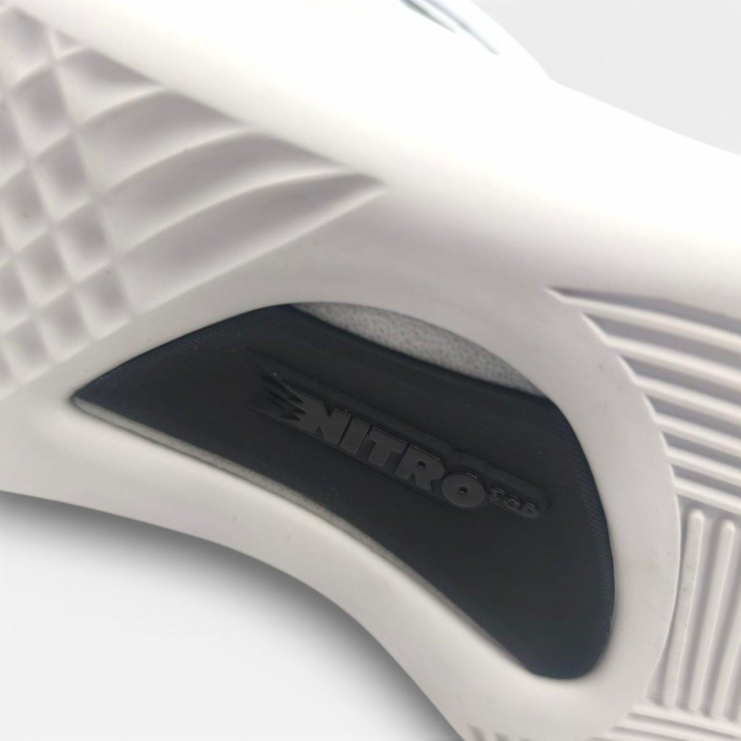 Gros plan sur la semelle NITRO d'une basket Puma blanche, LA CHAUSSURERIE.