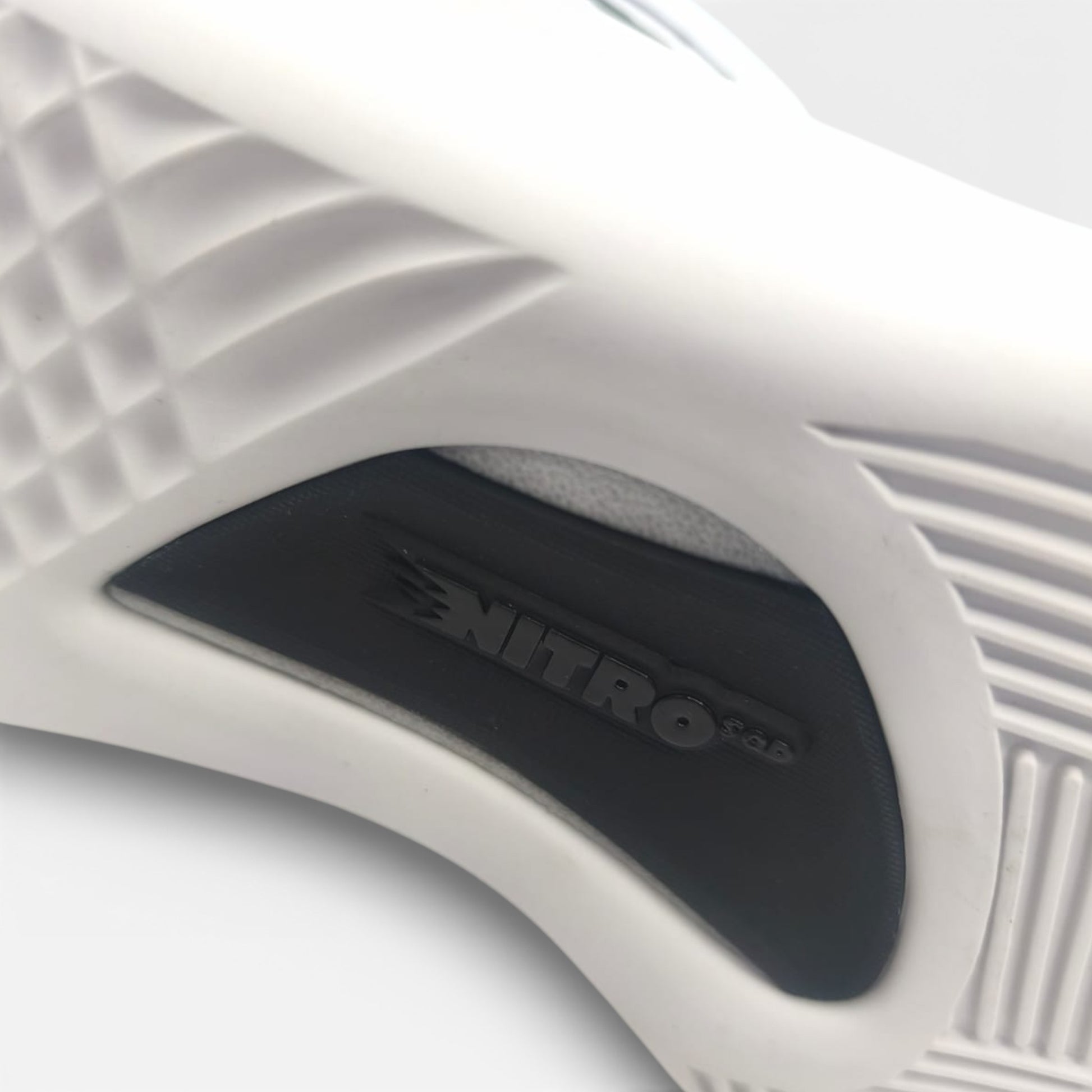 Gros plan sur la semelle NITRO d'une basket Puma blanche, LA CHAUSSURERIE.