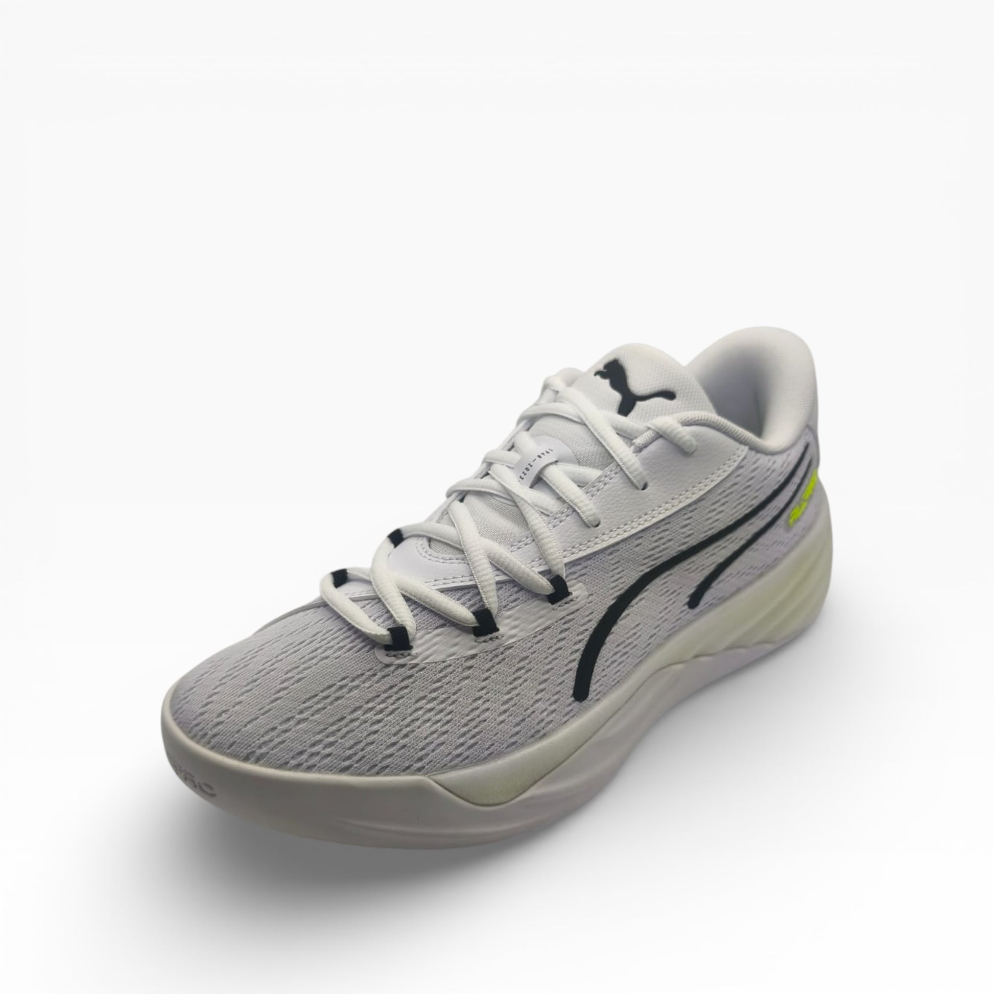 Basket Puma blanche Pro Nitro avec logo noir, amorti NITRO, vue latérale sur fond blanc