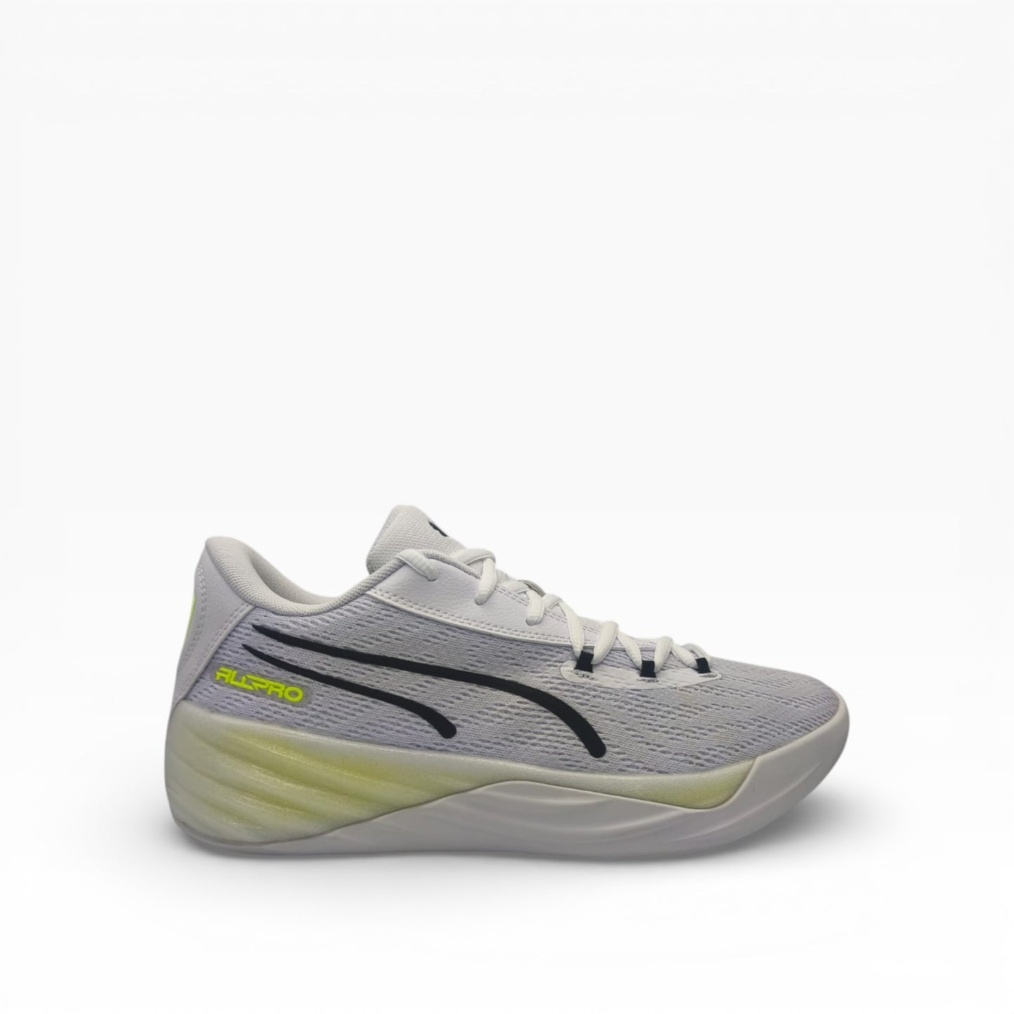 Basket Puma All-Pro Nitro blanche et grise, amorti NITRO, vue latérale sur fond blanc