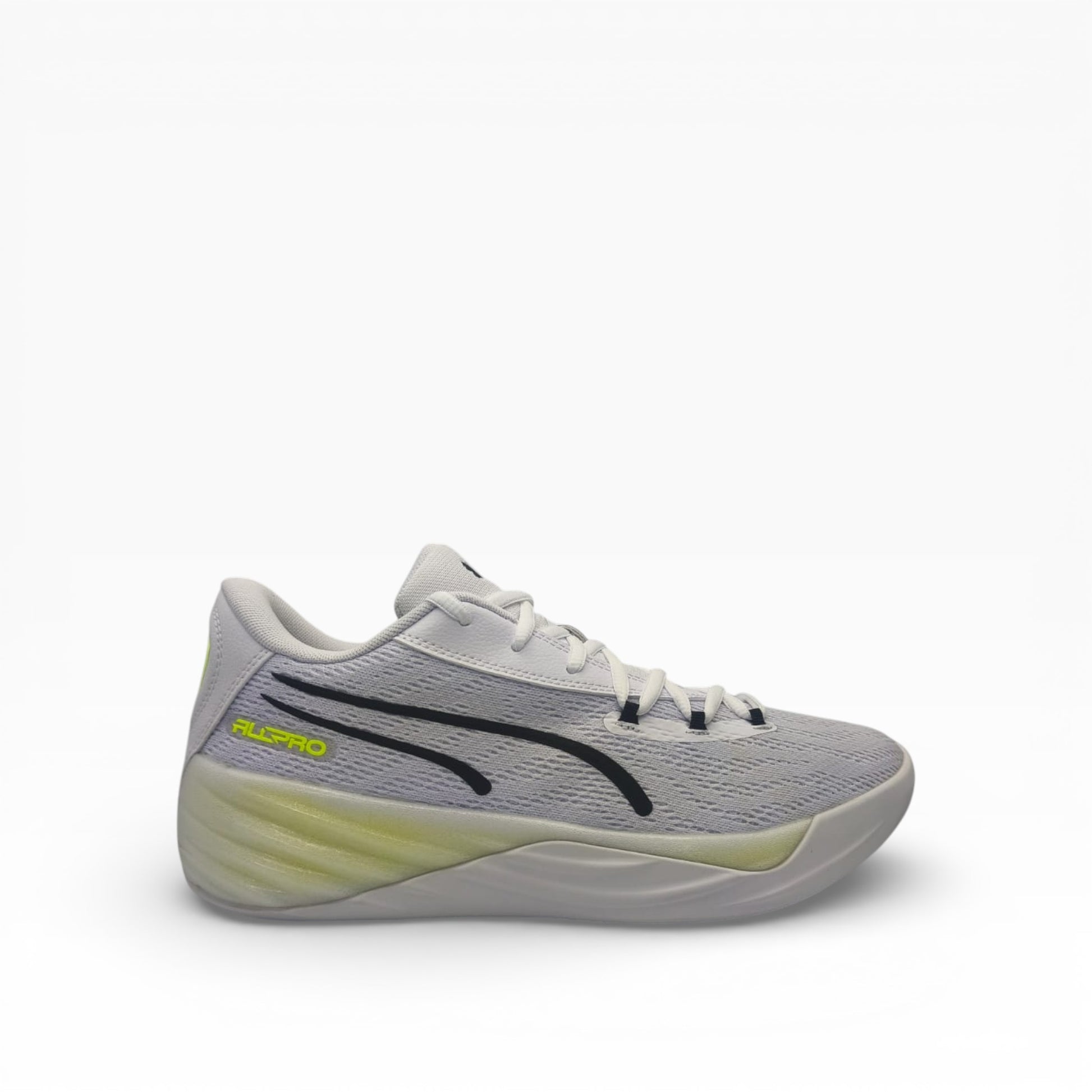 Basket Puma All-Pro Nitro blanche et grise, amorti NITRO, vue latérale sur fond blanc