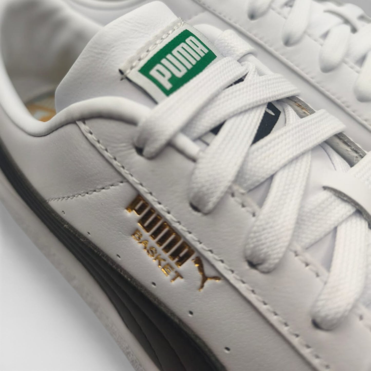 Baskets Puma Basket Classic XXI blanches en cuir, logo doré, vue rapprochée, LA CHAUSSURERIE