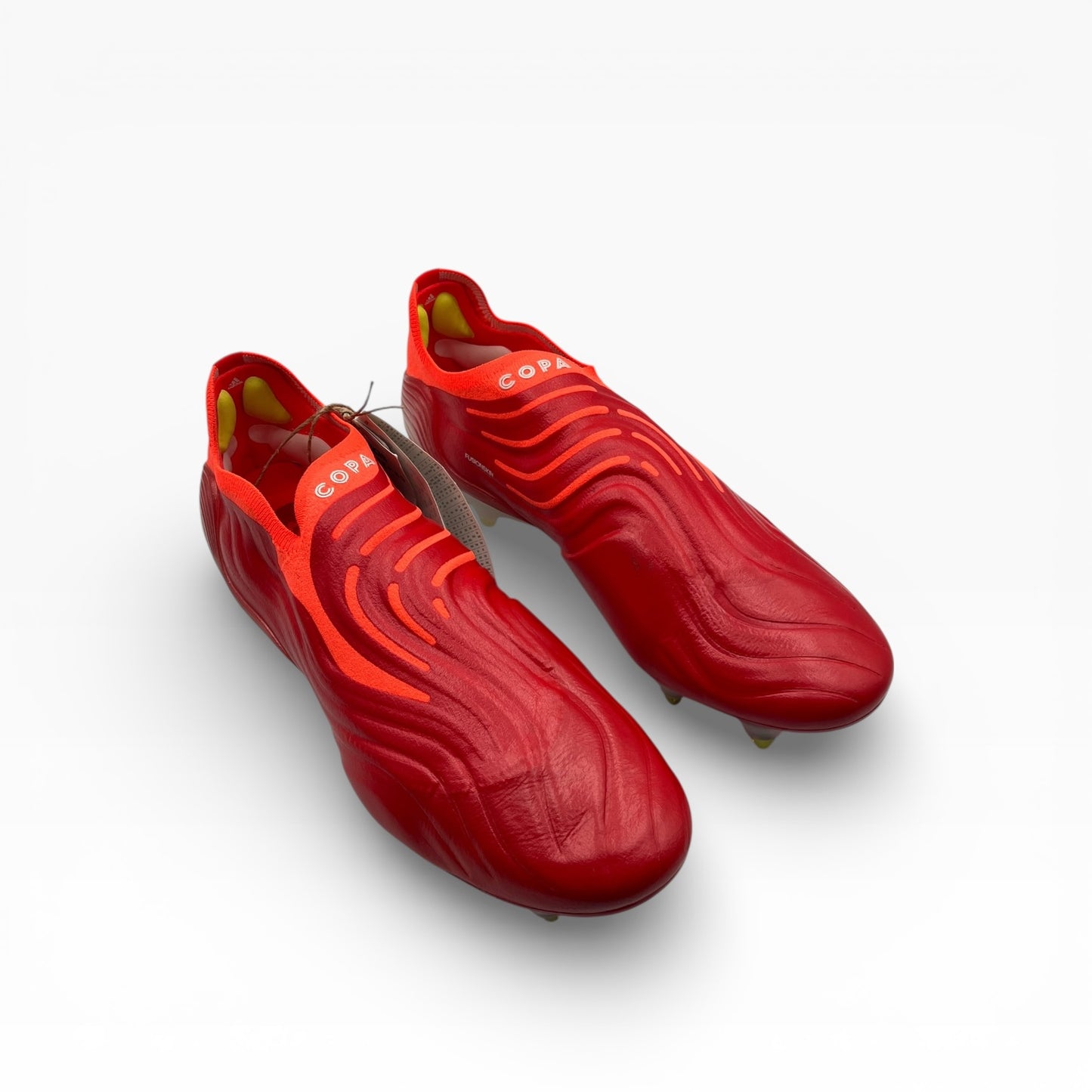 Chaussures de football rouges adidas Copa sur fond blanc, disponibles chez LA CHAUSSURERIE