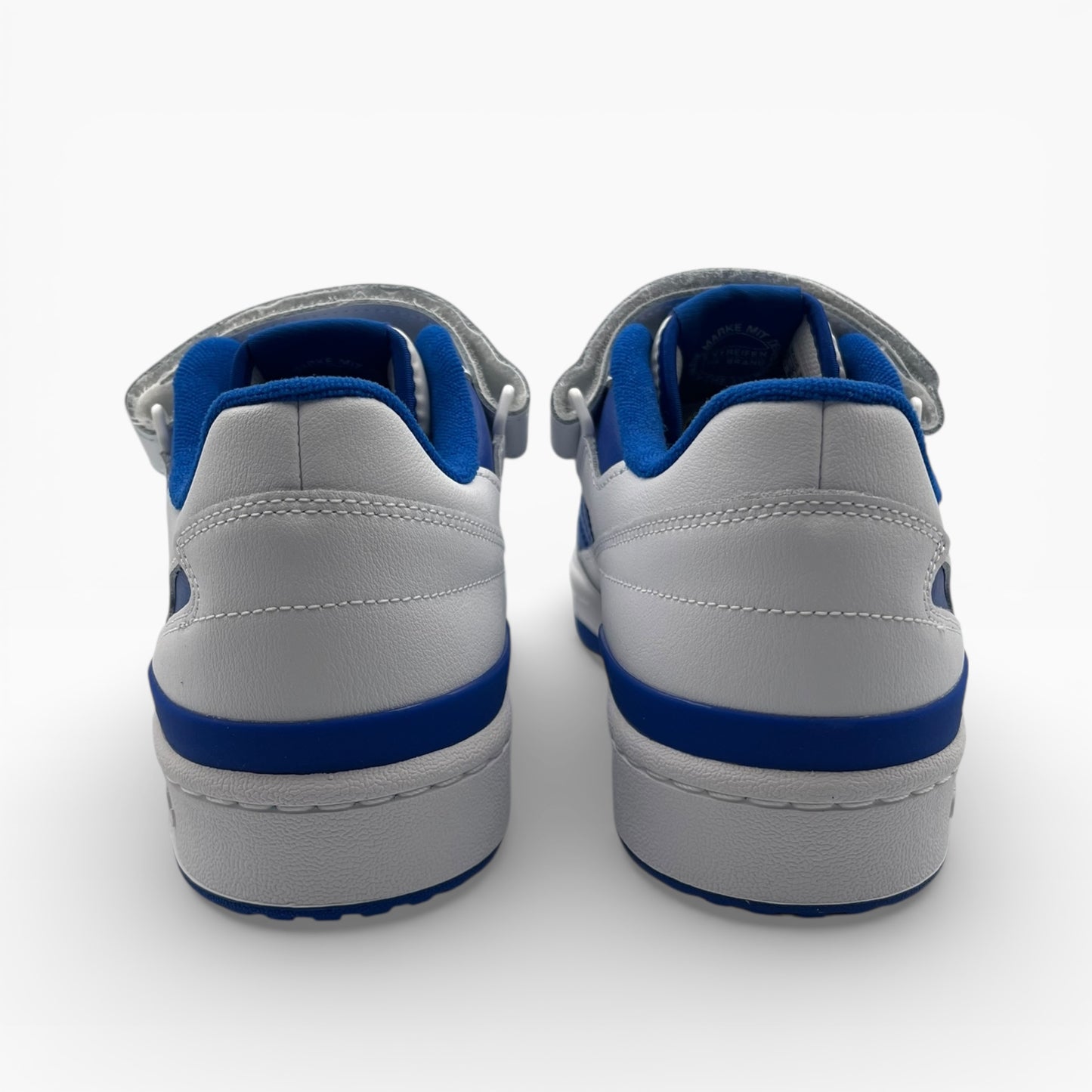 Paire de baskets blanches et bleues vue de dos, LA CHAUSSURERIE, chaussure tendance