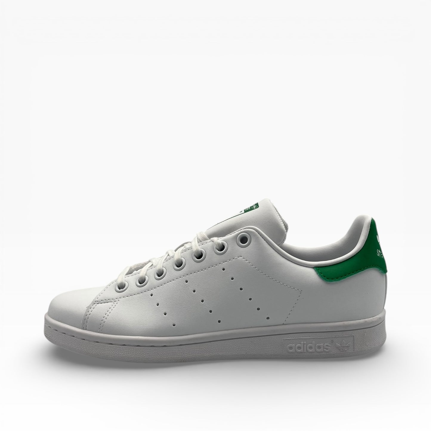 Baskets blanches classiques avec talon vert, sneaker lifestyle sur fond blanc, LA CHAUSSURERIE