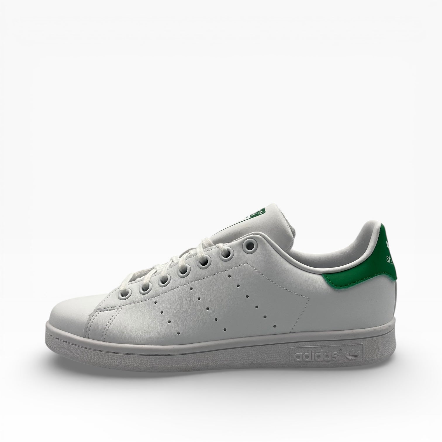 Baskets blanches classiques avec talon vert, sneaker lifestyle sur fond blanc, LA CHAUSSURERIE