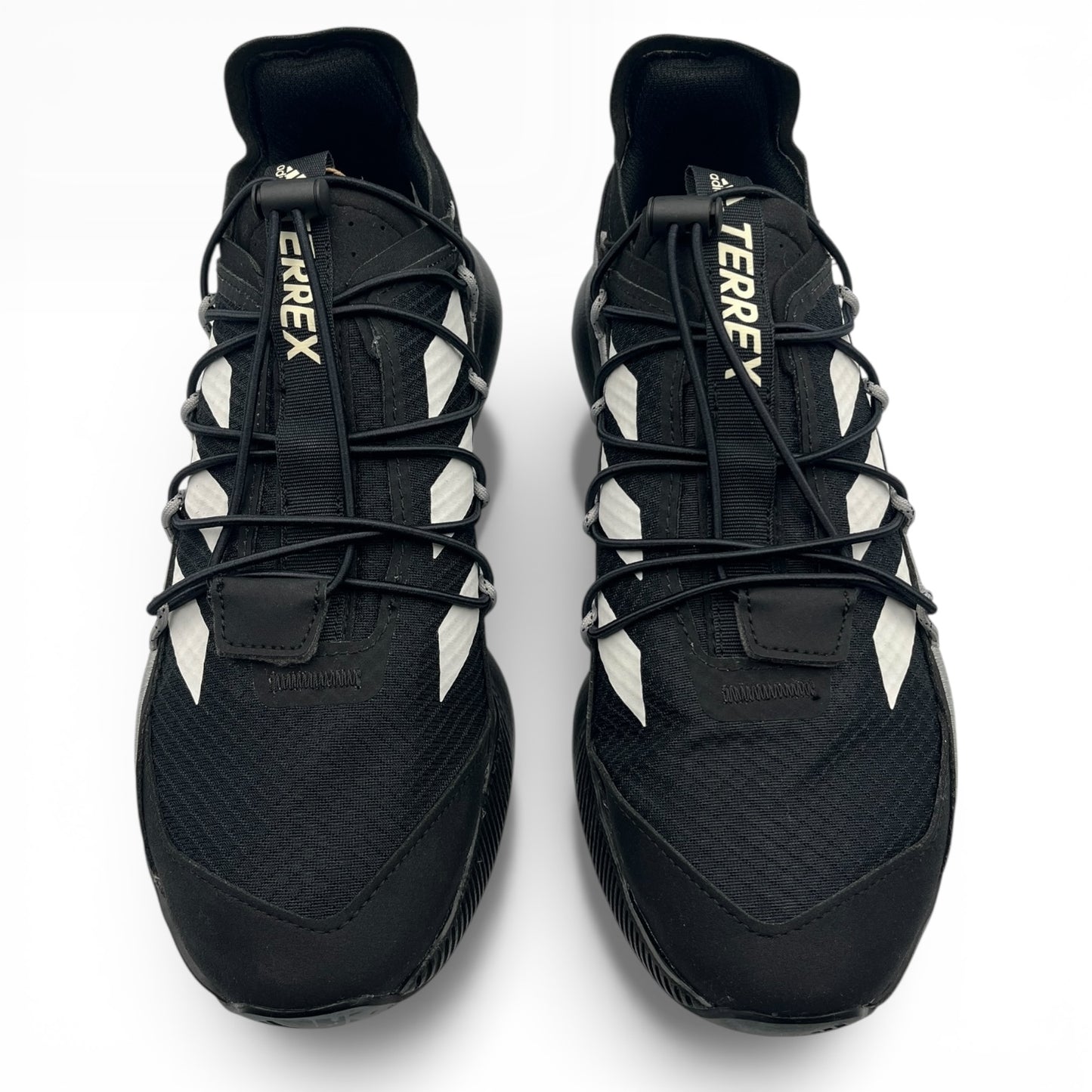 Paire de baskets noires Adidas Terrex sur fond blanc, LA CHAUSSURERIE chaussures sport