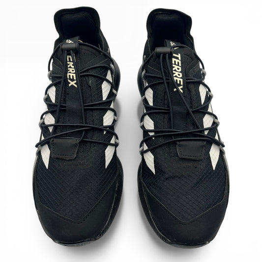 Paire de baskets noires Adidas Terrex sur fond blanc, LA CHAUSSURERIE chaussures sport