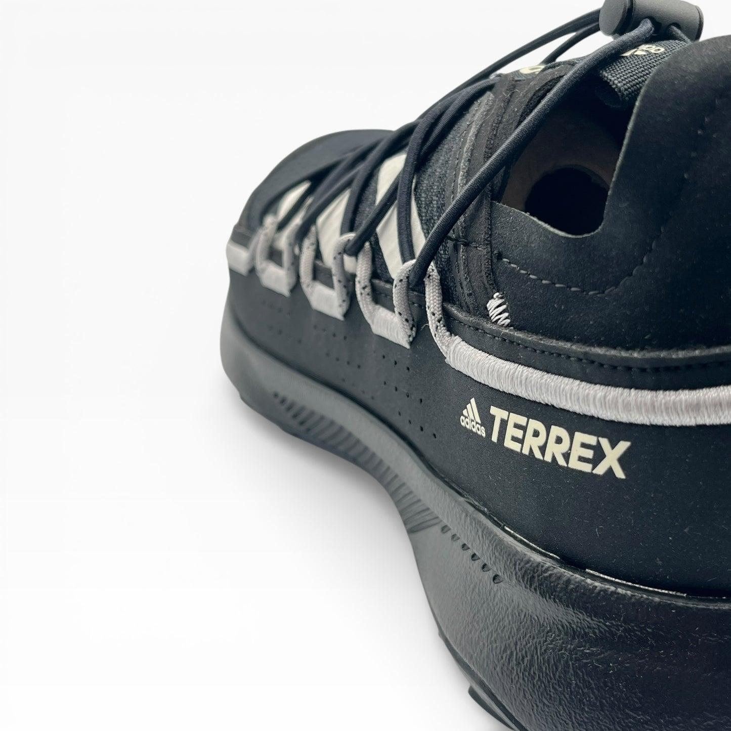 Chaussure noire Adidas Terrex outdoor en gros plan, lacets visibles, LA CHAUSSURERIE