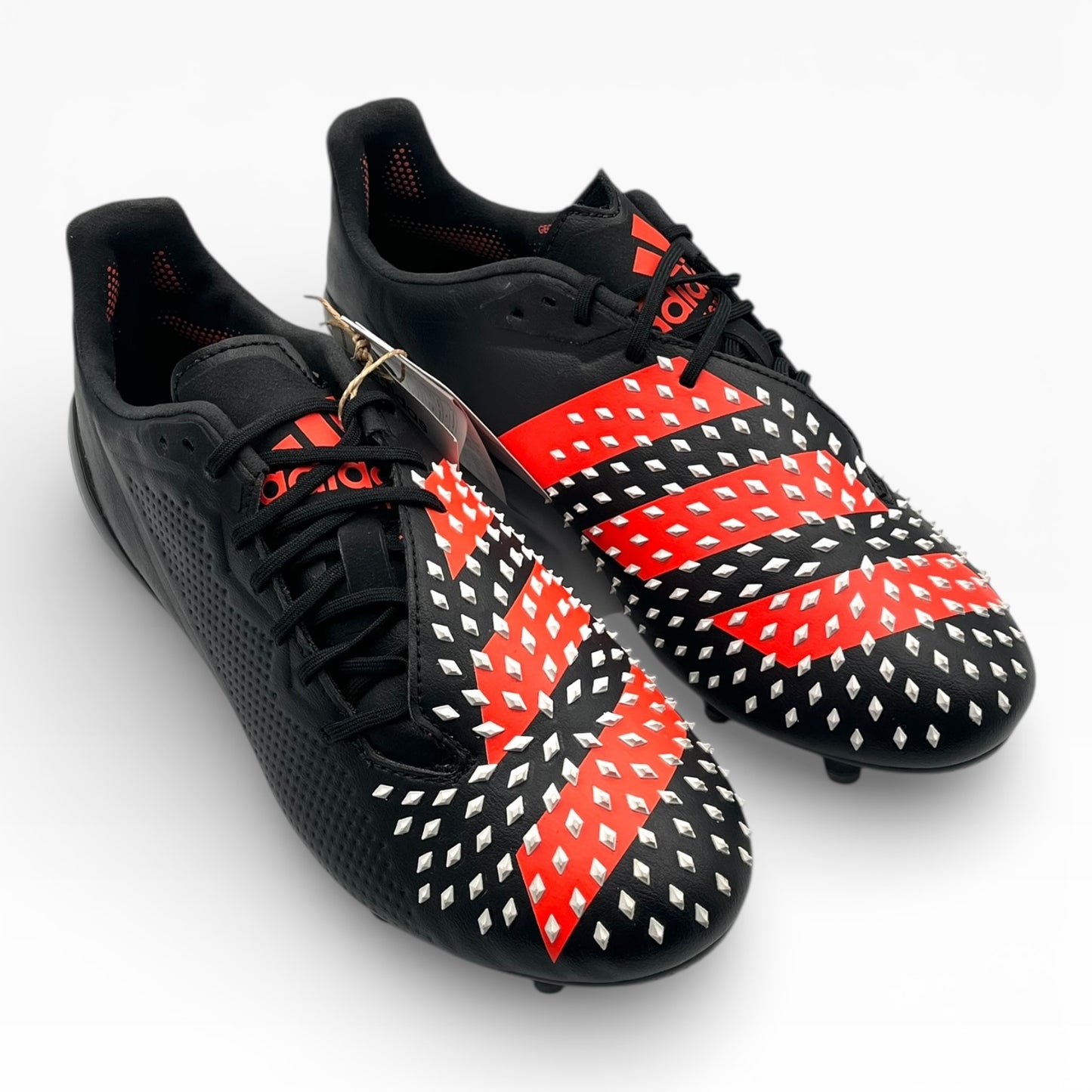 Chaussures de football noires à motifs rouges et blancs, LA CHAUSSURERIE