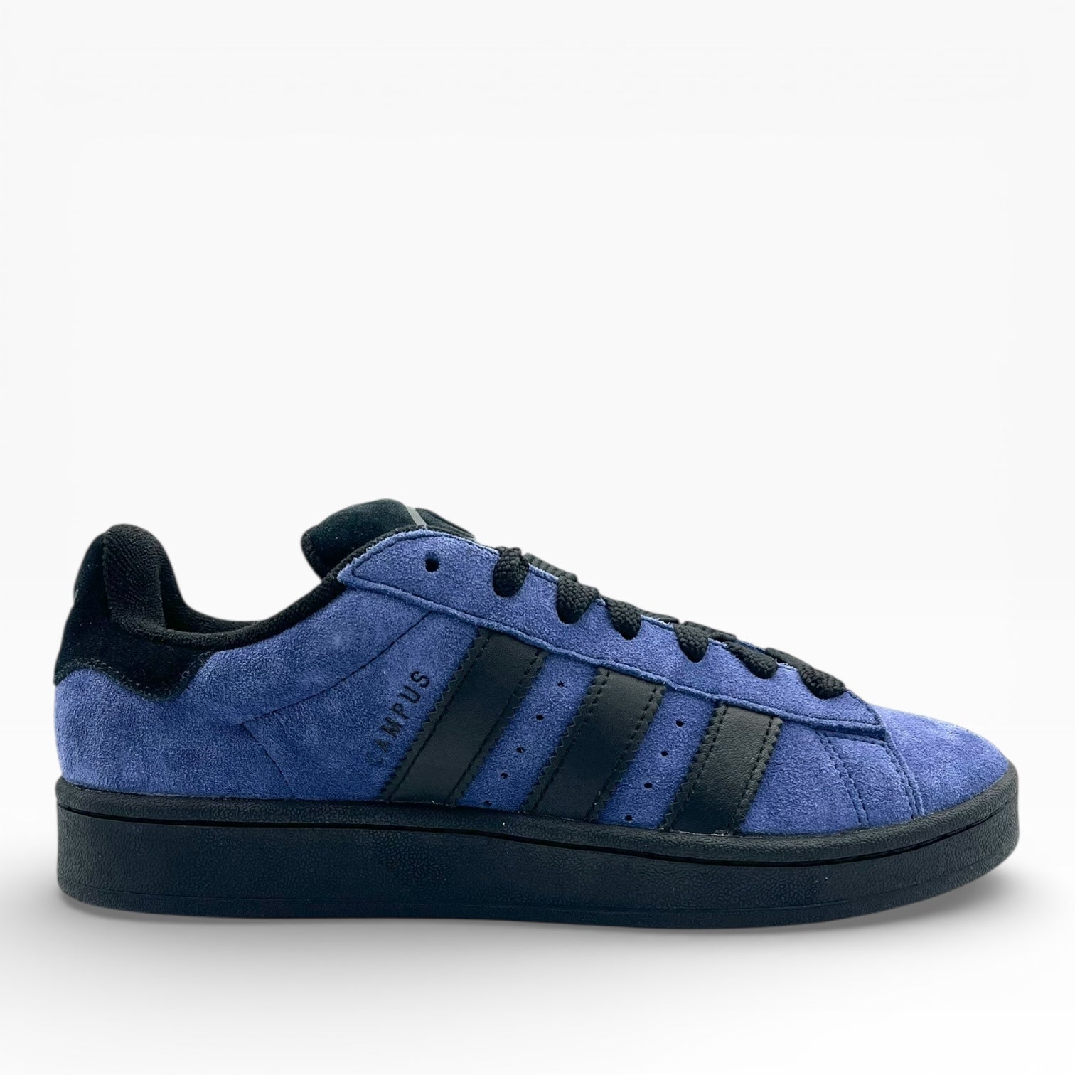Baskets en daim bleu avec bandes noires, profil gauche, LA CHAUSSURERIE