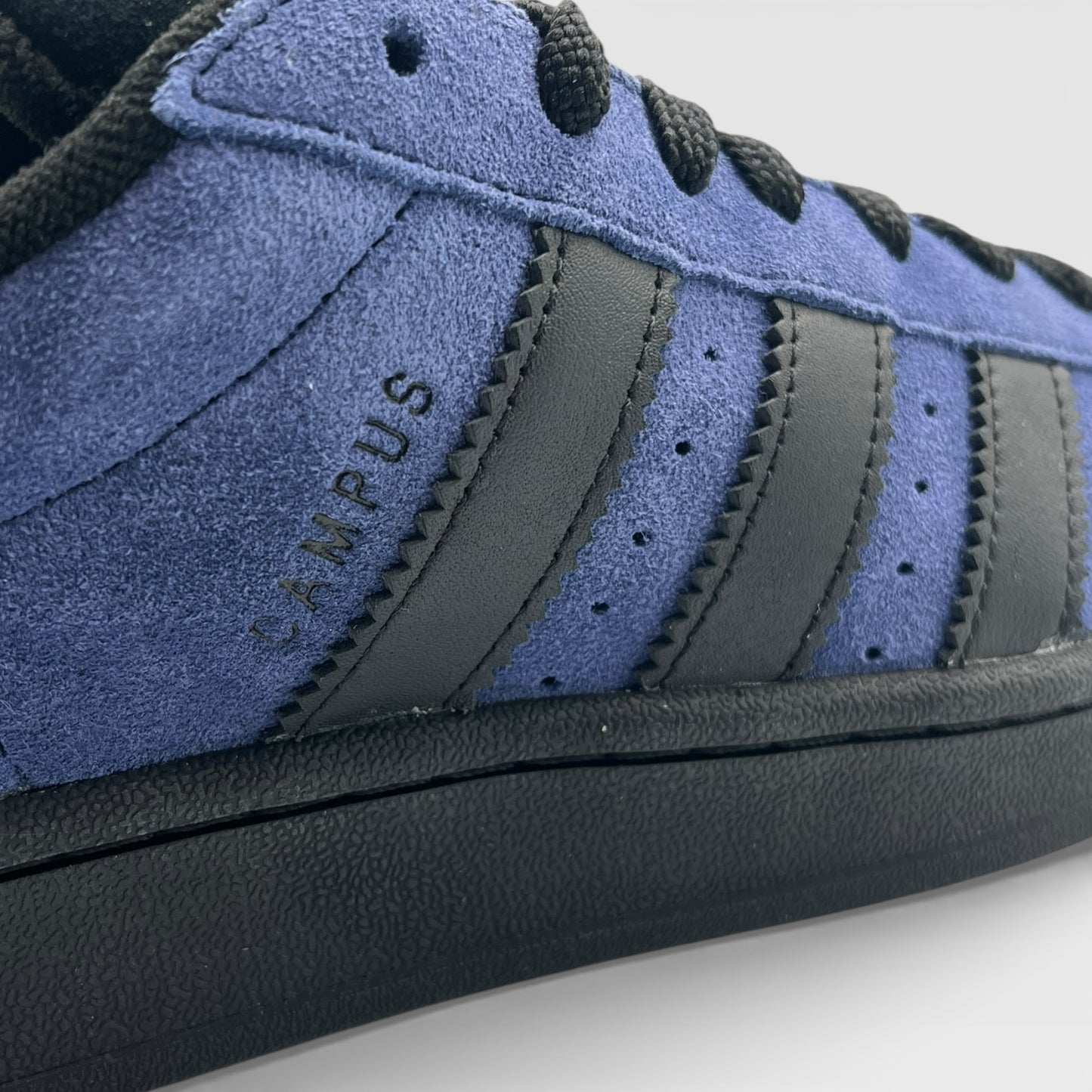 Sneaker en suède bleu avec bandes noires, détail chaussure Campus, LA CHAUSSURERIE