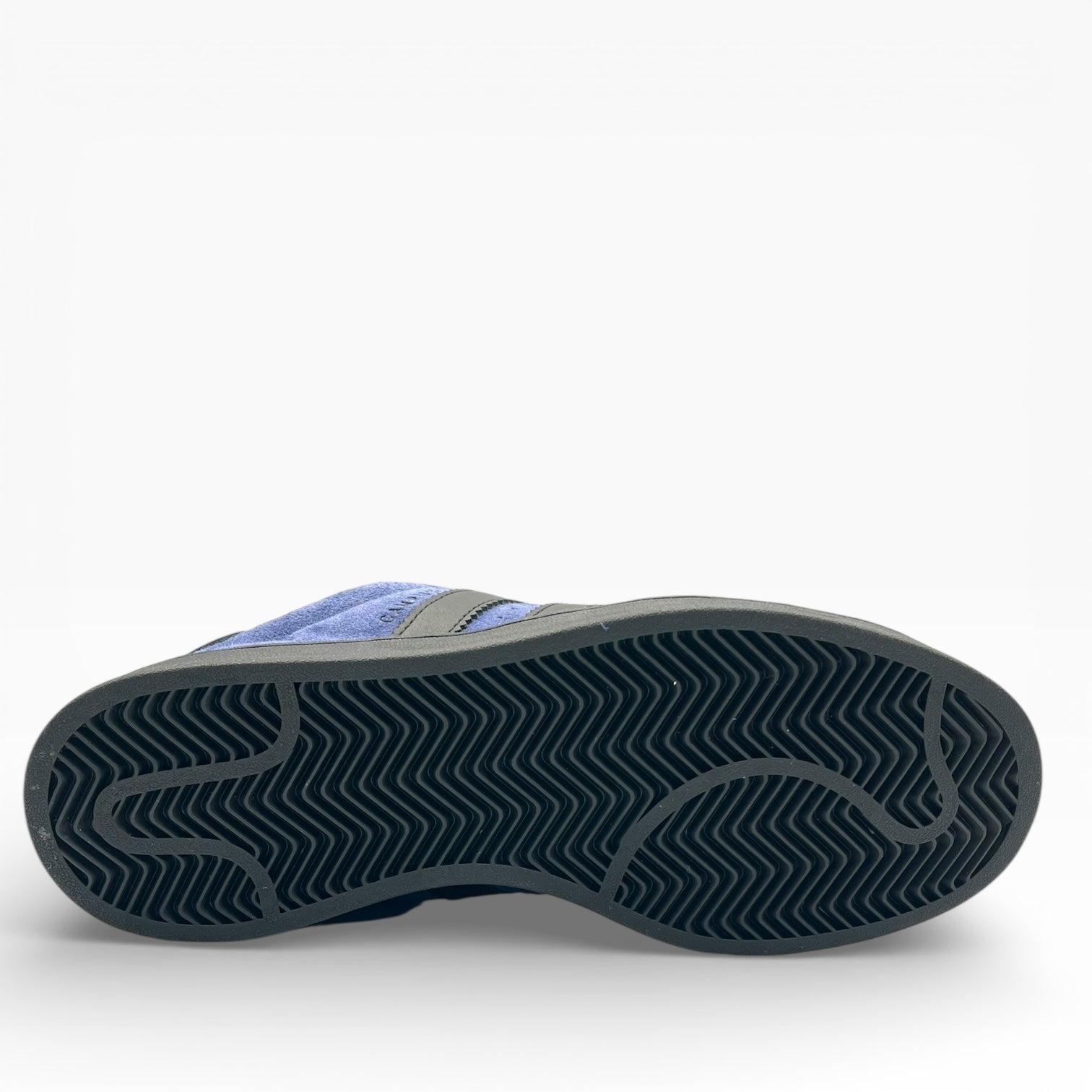 Semelle de chaussure bleu et noire avec motif zigzag, LA CHAUSSURERIE, fond blanc