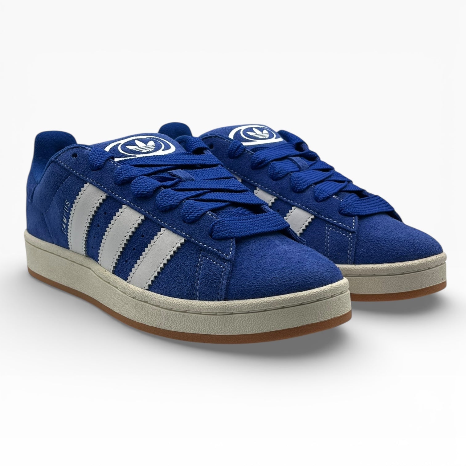 Baskets bleues en suède avec bandes blanches, modèle homme LA CHAUSSURERIE, sur fond blanc.