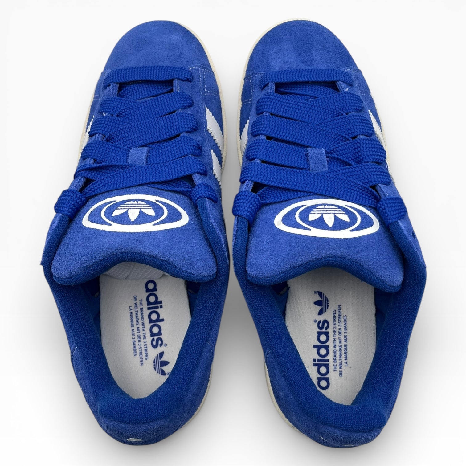 Paire de baskets Adidas bleues en suède avec logo blanc, vue du dessus, LA CHAUSSURERIE