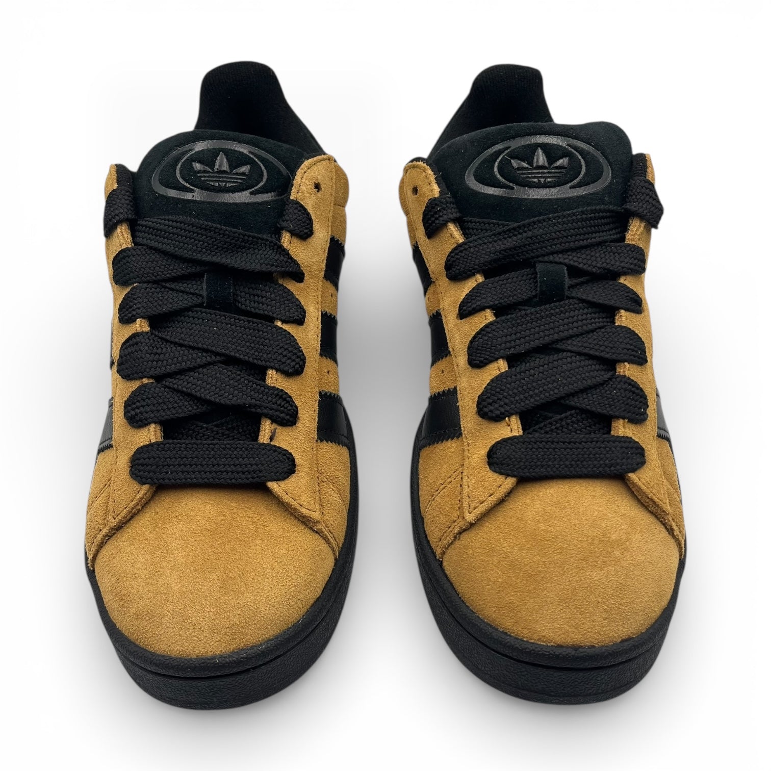 Baskets Adidas en daim jaune et noir, présentées sur fond blanc, LA CHAUSSURERIE