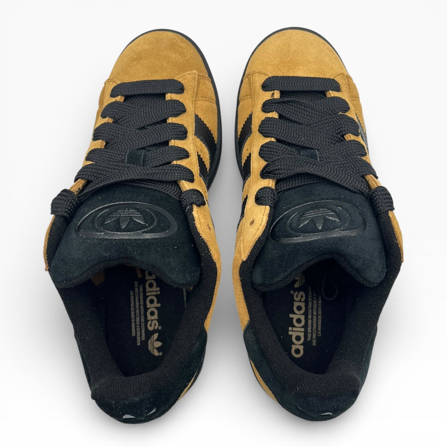 Paire de baskets Adidas en daim jaune et noir, vue de dessus, LA CHAUSSURERIE.