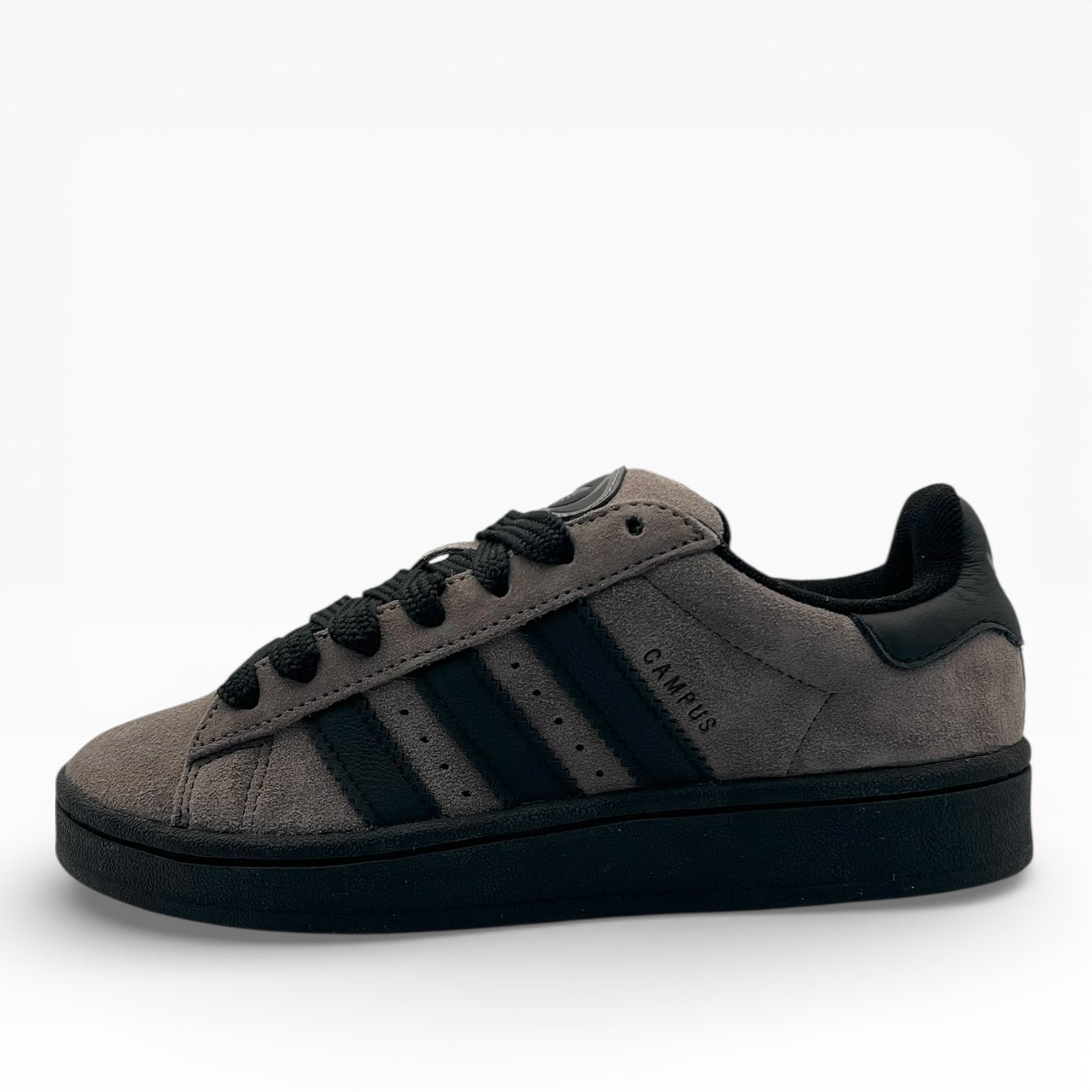 Sneaker en daim gris et noir avec semelle épaisse, LA CHAUSSURERIE, présentation produit