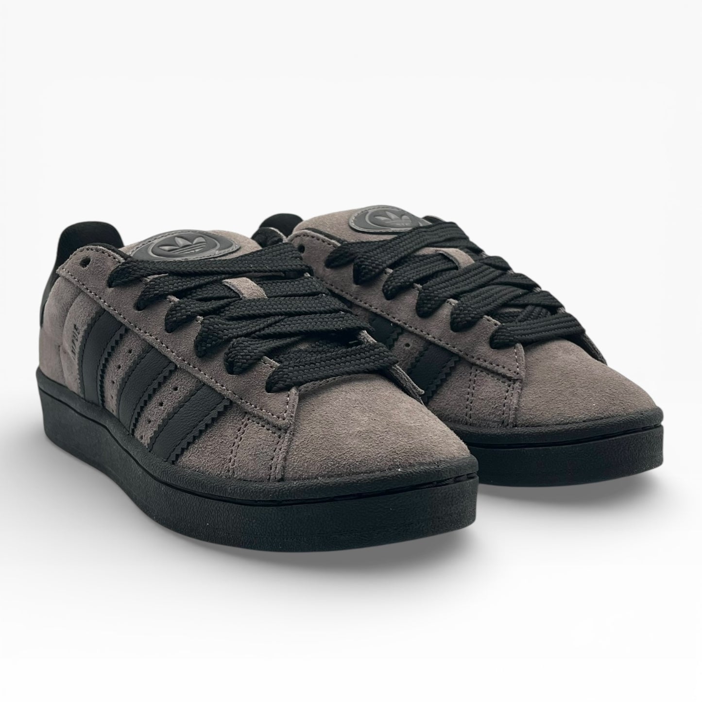 Baskets en daim gris à lacets noirs, style casual, sur fond blanc, LA CHAUSSURERIE