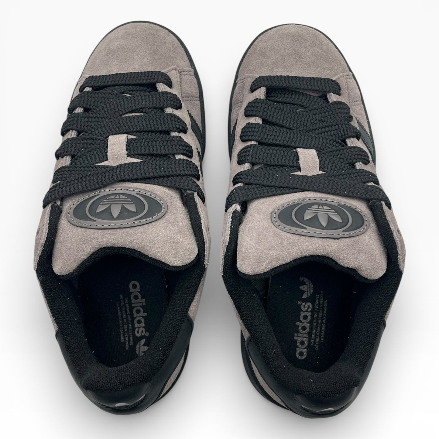 Paire de baskets Adidas en daim gris avec lacets noirs, vue du dessus, LA CHAUSSURERIE.