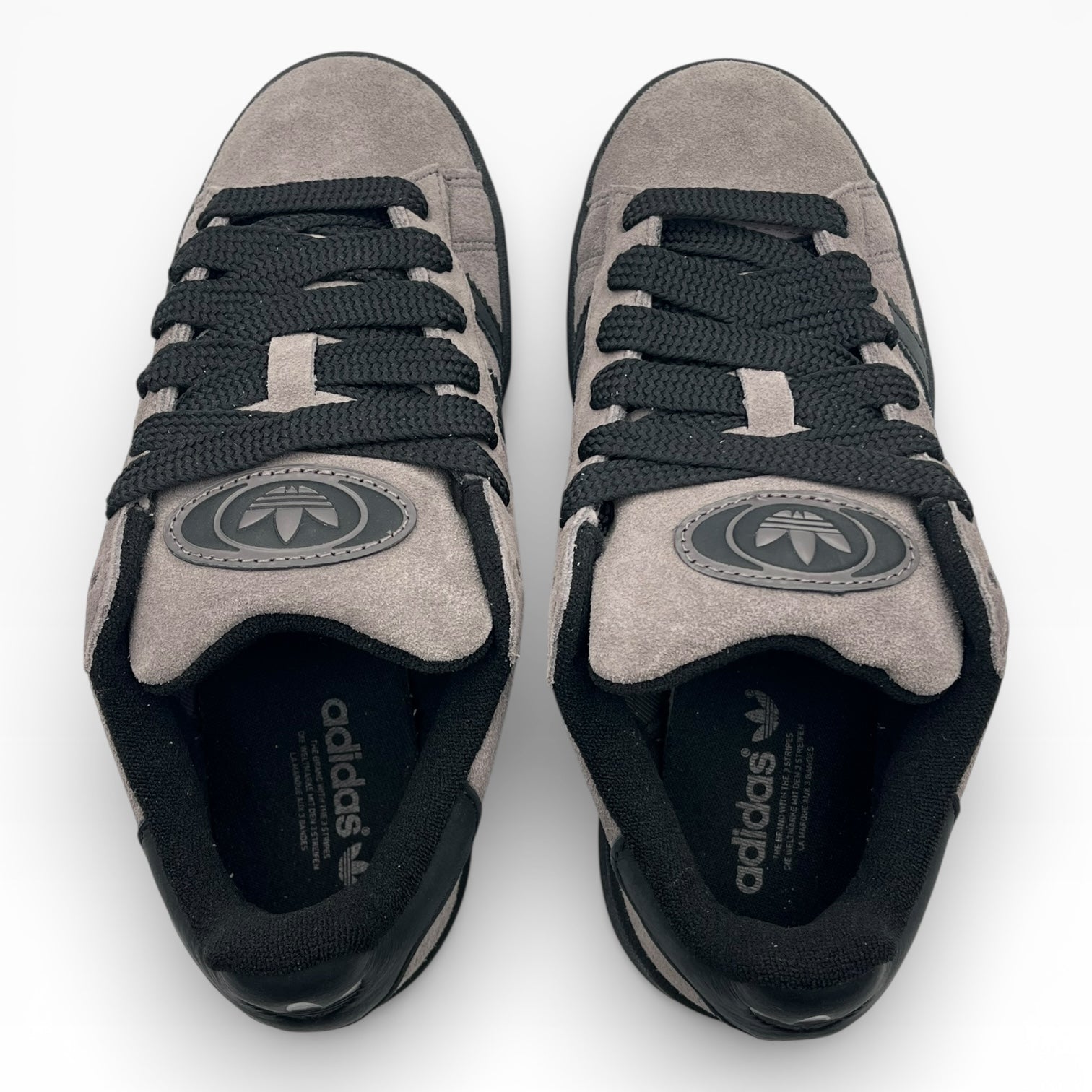 Paire de baskets Adidas en daim gris avec lacets noirs, vue du dessus, LA CHAUSSURERIE.