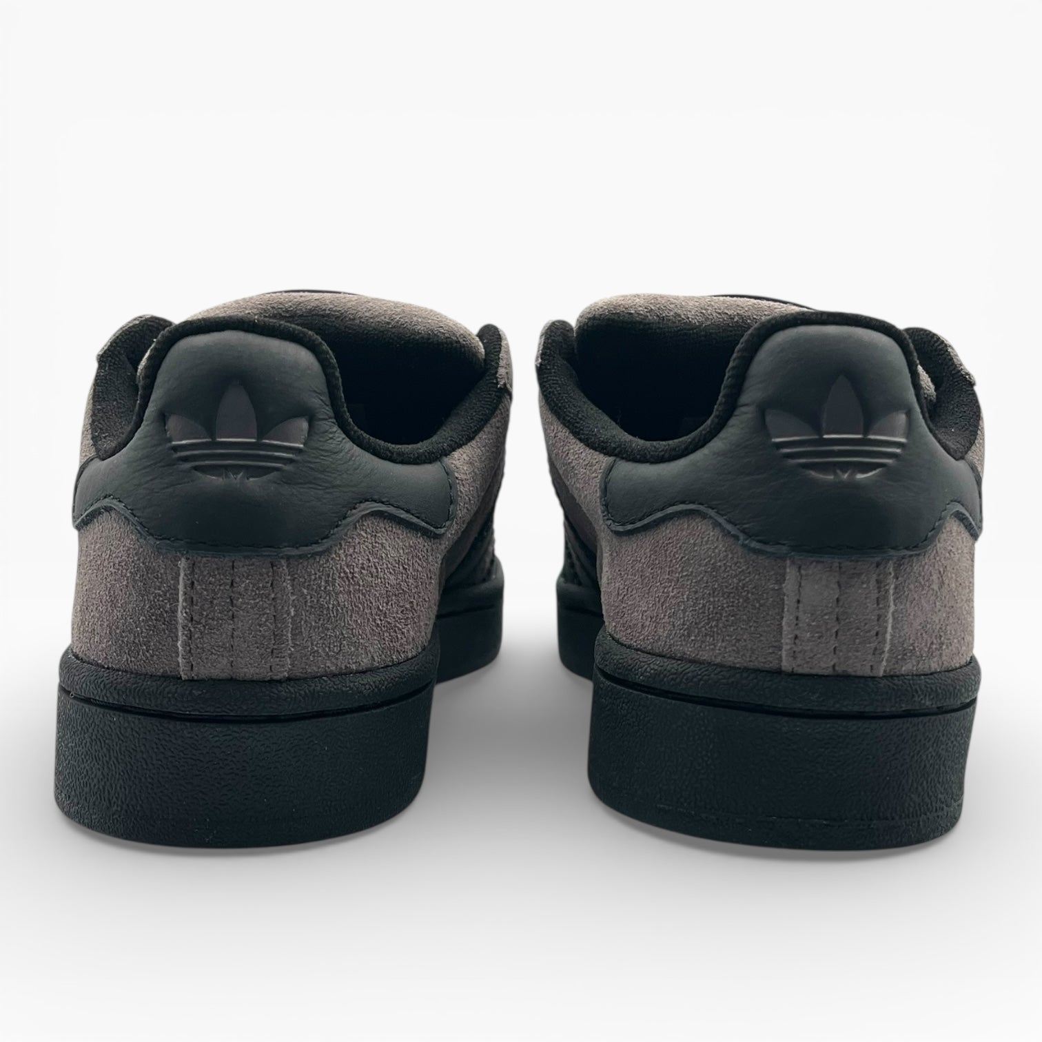 Paire de baskets Adidas grises en daim, logo emblématique noir, vue arrière, LA CHAUSSURERIE