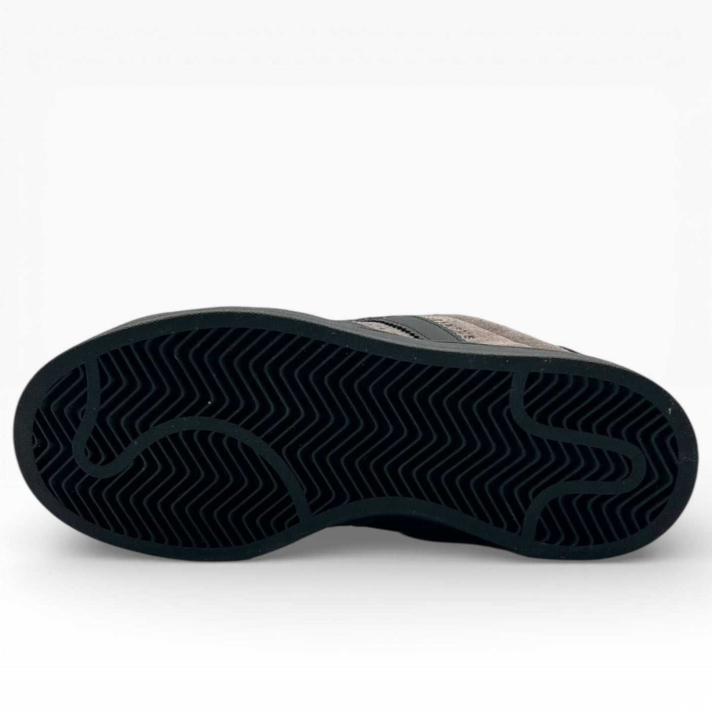 Semelle noire de chaussure en daim LA CHAUSSURERIE, motif à chevrons, fond blanc