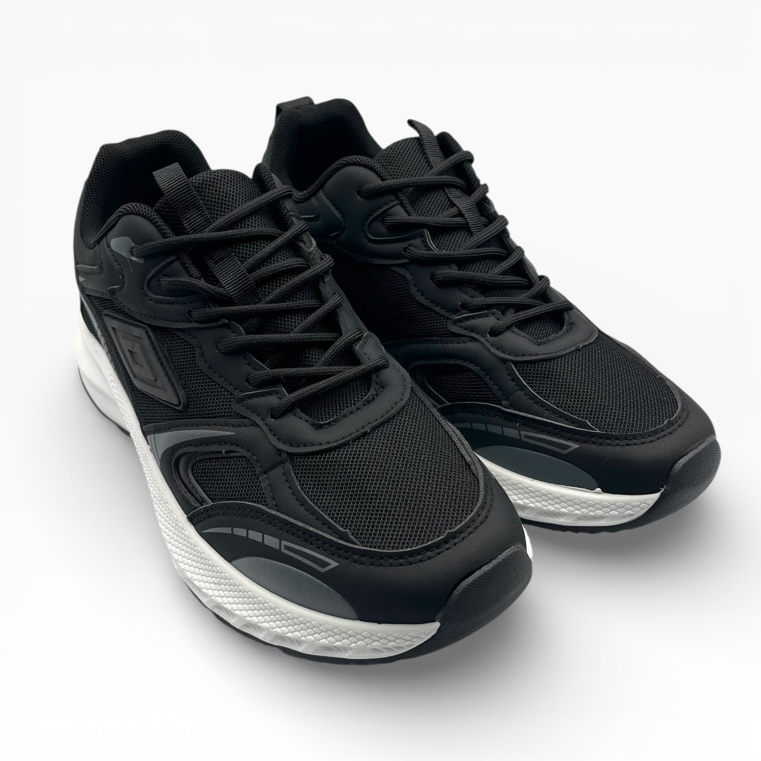 Baskets noires homme avec semelle blanche, LA CHAUSSURERIE, prises sur fond blanc.
