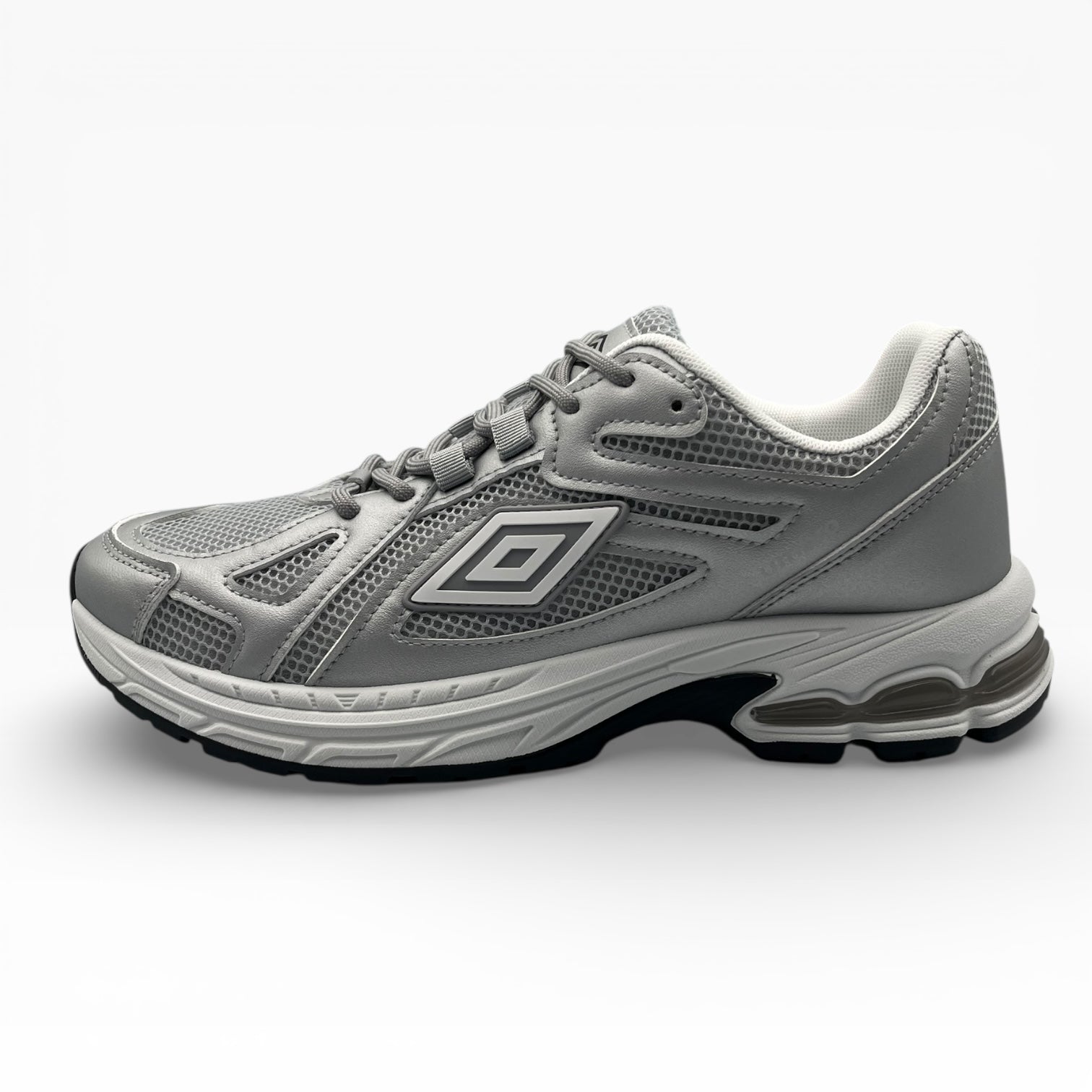Chaussure de sport grise en mesh et synthétique, logo Umbro, vue latérale, LA CHAUSSURERIE