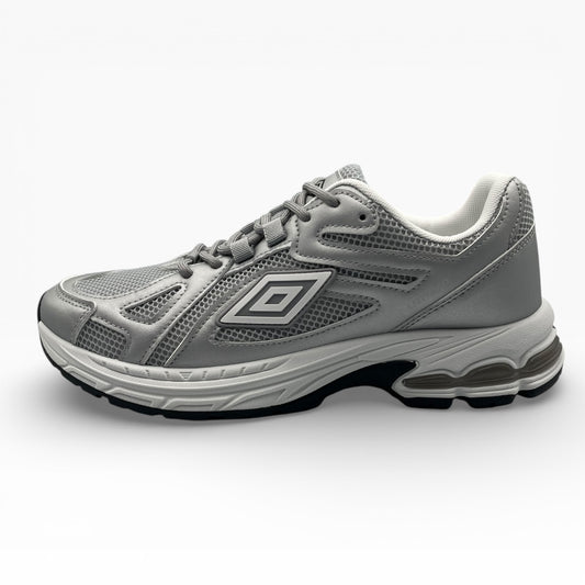 Chaussure de sport grise en mesh et synthétique, logo Umbro, vue latérale, LA CHAUSSURERIE