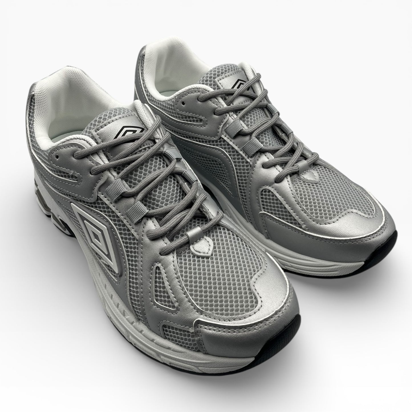 Baskets grises homme à lacets, semelle épaisse, sport style LA CHAUSSURERIE sur fond blanc