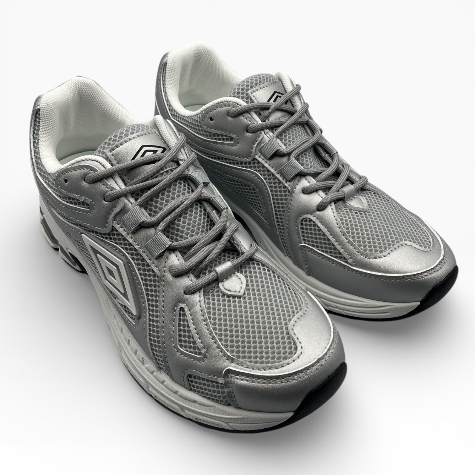 Baskets grises homme à lacets, semelle épaisse, sport style LA CHAUSSURERIE sur fond blanc