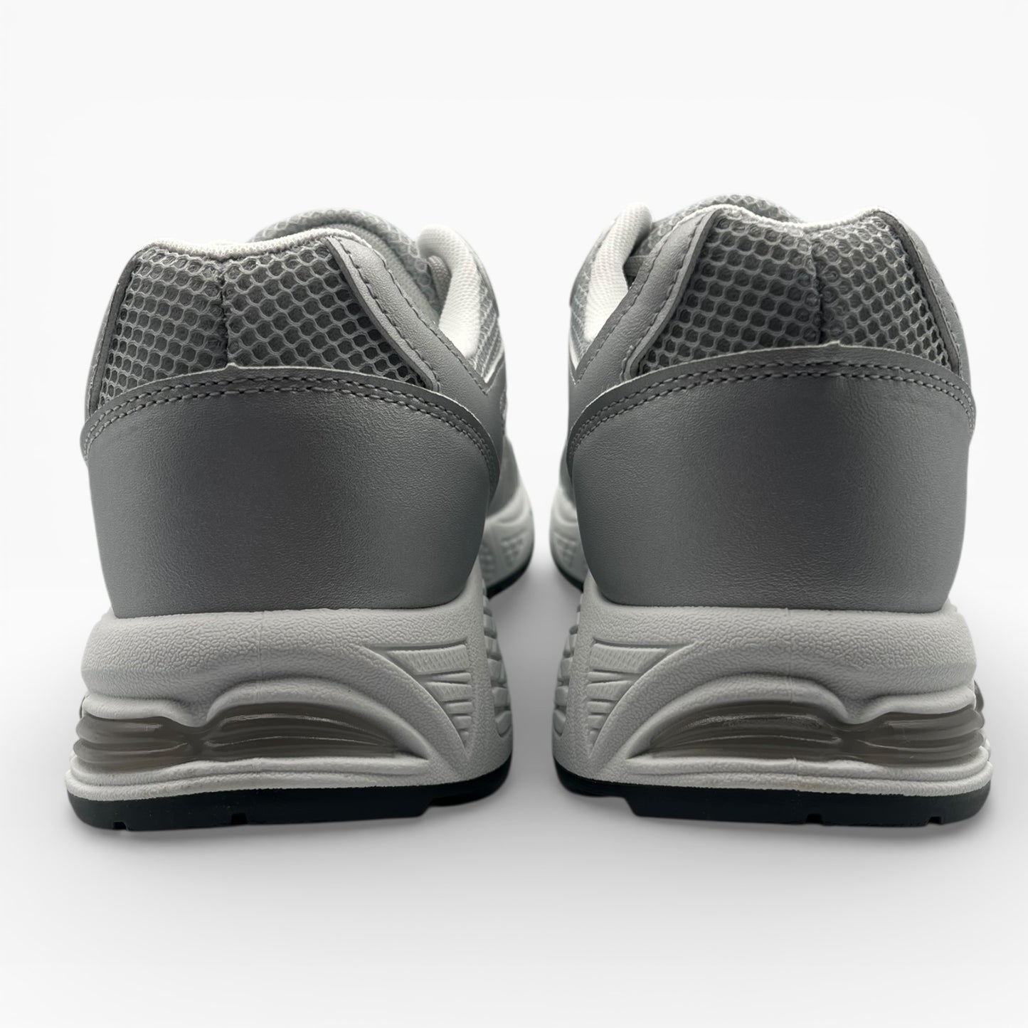 Chaussures de sport grises pour homme vues de dos, LA CHAUSSURERIE, design moderne.