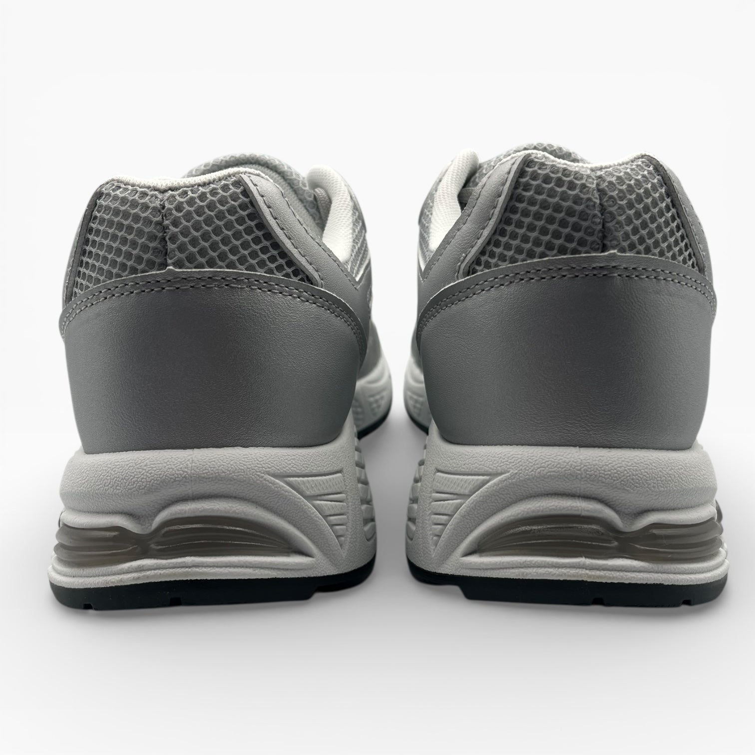 Chaussures de sport grises pour homme vues de dos, LA CHAUSSURERIE, design moderne.