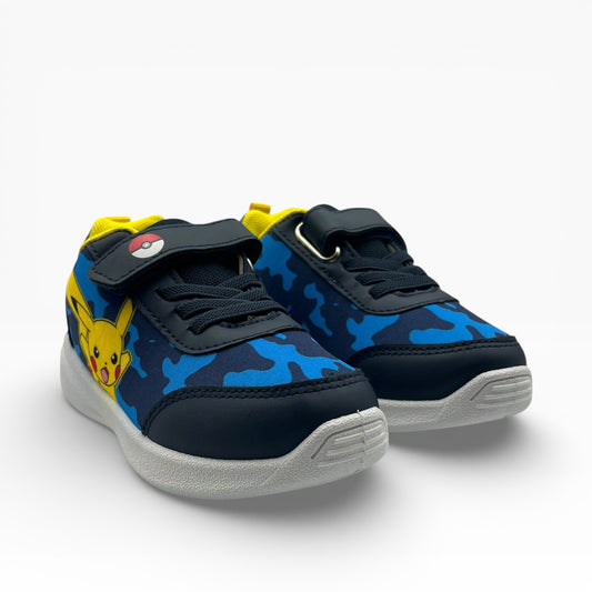 Baskets enfant bleues avec motif Pikachu, détail camouflage, proposées par LA CHAUSSURERIE