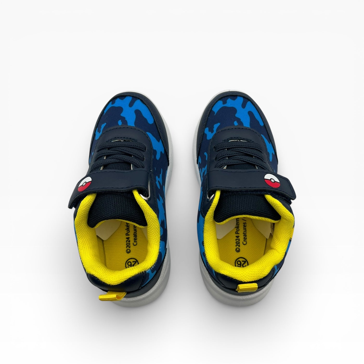 Baskets enfant bleu motif camouflage chez LA CHAUSSURERIE, intérieur jaune, scratch décoré.