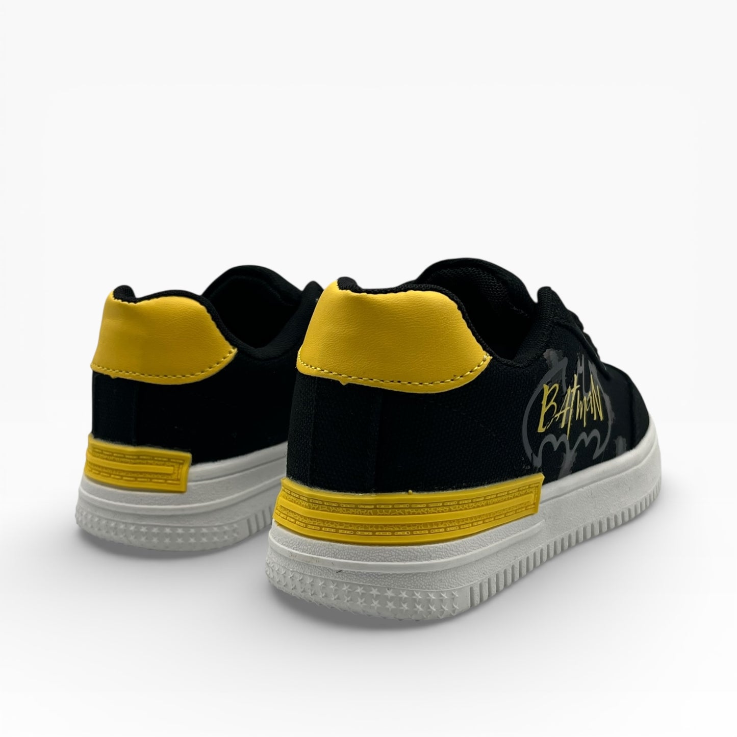 Baskets noires et jaunes LA CHAUSSURERIE avec logo Batman, semelle blanche, vue arrière.